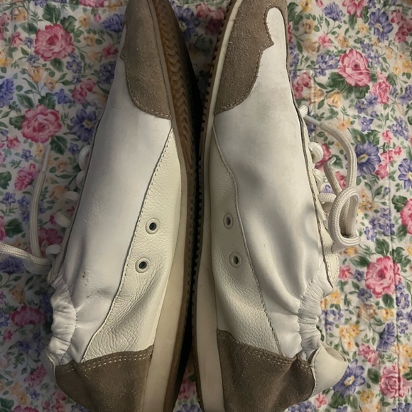 Tory Burch, authentic Tory Burch white leather cute comfy shoes. Size 7.5 - Picture 2 of 7